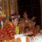 Wangchuck sonríe después de que su padre le colocara la corona