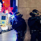 Dos policías hacen guardia cerca del lugar donde se ha producido el tiroteo.