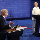 Trump y Clinton, durante el tercer y último debate antes de las elecciones, este miércoles en Las Vegas.