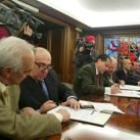 Un momento de la firma del convenio entre el presidente de la Cámara, Manuel Lamelas, y el alcalde