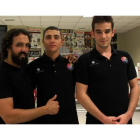 Jonathan Rodríguez, a la izquierda, junto a los boxeadores David Fernández y Rubén Castellanos. DL