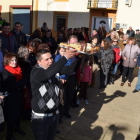 La imagen muestra el gran ambiente que hubo ayer en Algadefe durante la subasta de tartas de san Antón
