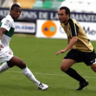 Iván Pérez, que estuvo mejor que en anteriores partidos, se va del franjiverde Wakaso.