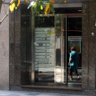 Entrada al 12 de avenida de España con el directorio de oficinas.