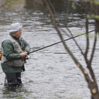 Un pescador disfruta de la jornada en el río Órbigo.