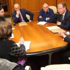 Nuria Lesmes, junto a Cayón y un representante sindical, en 2013. RAMIRO
