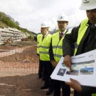 El director de la obra muestra la zona afectada por el deslizamiento en presencia del secretario de Estado de Infraestructuras.