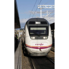 Llegada, ayer, del nuevo tren con destino a Madrid.