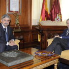García Marín expuso ayer al alcalde su proyecto como candidato a rector de la ULE.