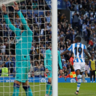 El delantero Alexander Isak (d) de la Real Sociedad celebra su gol ante el Barcelona, durante el partido correspondiente a la decimoséptima jornada de LaLiga Santander que se disputa este sábado en el Real Arena de San Sebastián.EFE/ Javier Etxezarreta