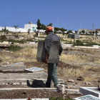 Un operario del cementerio de Sidi Salem, en Nador, prepara varias fosas, ayer. MOHAMED SIALI