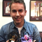Jorge Lorenzo posa con su nueva mascota, un cachorro de Teckel, llamado Destino Lorenzo Tomás.