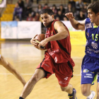 Quezada intenta superar a Fernández y Santana, del Tarragona.
