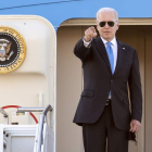 Biden se despide al embarcar en el Air Force One tras la cumbre entre EEUU y Rusia. MARTIAL TREZZINI