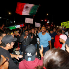 Manifestantes anti-Trump, anoche, en las calles de Costa Mesa.