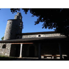 La iglesia de Murias de Paredes, localidad que el domingo celebrará su feria de artesanía.