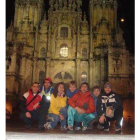 Los siete protagonistas delante de la Catedral de Santiago.