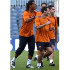 Ronaldinho bromea con Giuly en presencia de Xavi en el entrenamiento