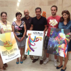 Los miembros del jurado posan con los carteles ganadores.