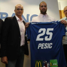 Pesic con su nueva camiseta en la presentación junto al técnico Guijosa y directivos del Ademar y de Abanca. JESÚS