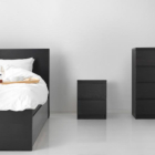 Dos modelos de cómodas Malm, junto a un armazón de una cama de la misma serie.