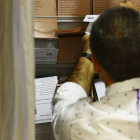 Un elector en una cabina de votación