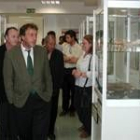García-Prieto en un momento de la visita a la exposición de minerales y fósiles en Valporquero