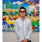El artista leonés Carlos Las Heras con dos de las obras que expone en la República Dominicana. DL