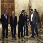 Mas y Junqueras se estrechan la mano ante los líderes de los colectivos soberanistas.