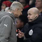 Arsène Wenger discute con el cuarto árbitro Anthony Taylor durante el partido Arsenal-Burnley del domingo.