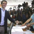 Pablo Casado, candidato a la presidencia del PP, vota en su sede electoral.