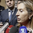 La ministra de Fomento, Ana Pastor, ante los periodistas.