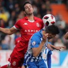 Vicente Romero, en el centro en la imagen, pelea por el balón con dos rivales de la Deportiva en un lance del derbi disputado en El Toralín. L. DE LA MATA/MARCIANO PÉREZ