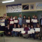 Alumnos, profesores y el alcalde de La Pola, tras la entrega de diplomas