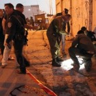 La policía israelí trabaja en el lugar donde cayó mal herida la adolescente palestina en Hebrón.