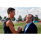 Florentino Pérez saluda a Cristiano Ronaldo