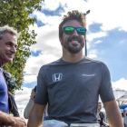 Fernando Alonso junto a Carlos Sainz en el parque de garajes del circuito Albert Park en Melbourne.