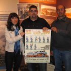 Dos integrantes de la organización, con el teniente de alcalde.