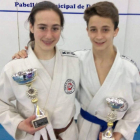 Daniela Agudo y Miguel Martínez posan con sus trofeos. DL