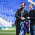 Quique Sánchez Flores y Ernesto Valverde, en el estadio de Cornellà-El Prat antes del derbi de Liga.