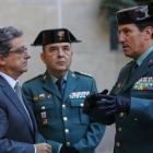 El delegado del Gobierno, Enric Millo, habla con el coronel José Aledo Andreu y el general Ángel Gozalo Martín, en la comandancia de la Guardia Civil, este miércoles.