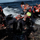 La reacción de un refugiado al llegar a la isla griega de Lesbos, este miércoles.
