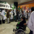 La concentración reunió a casi un centenar de trabajadores sanitarios en León.