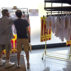 Un comprador compra una camiseta en la sede de la ANC, en septiembre del 2016.