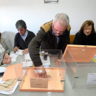 Los vecinos de Villarroya abren las urnas en la convocatoria electoral que tuvo lugar el día 28 de abril. ABEL ALONSO