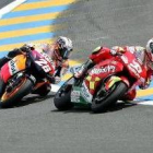 Pedrosa persigue a Melandri durante un giro en el circuito de Le Mans