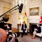 Rajoy, durante la entrevista que mantuvo hoy con la primera ministra británica, Theresa May, en su residencia de Londres.