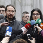 Pablo Iglesias, el lunes en el Congreso con Cassandra Vera. LERENA