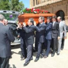 Decenas de coronas de flores abarrotaron el cementerio