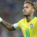 Neymar se queja durante el amistoso disputado ante Argentina en Arabia Saudí.